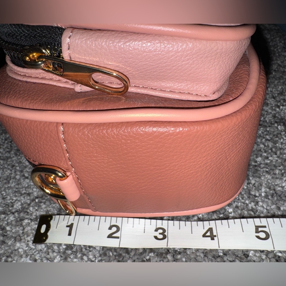 NWOT Women's Pinkish Salmon color Crossbody Camera style Bag with pouchy - Picture 3 of 6
